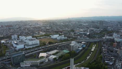 Paisaje-Urbano-De-Osaka-De-Kadoma-Al-Atardecer,-Amplia-Vista-Panorámica-Aérea