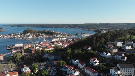 panorama de las islas y el fiordo desde la ciudad costera de kragero en telemark, noruega