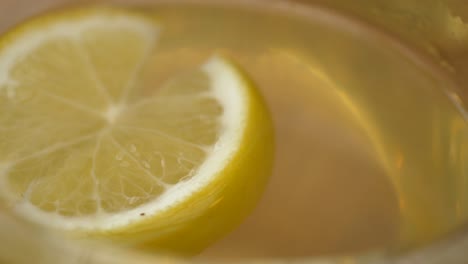 cerca de una cuña de limón en un vaso de agua