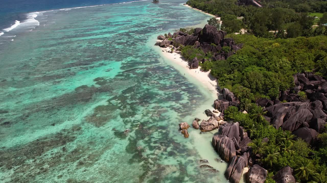 Salah satu pantai paling terkenal di dunia di Seychelles