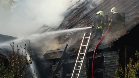 nubes de humo del edificio quemado incendio desastre accidente bombero en el trabajo en llamas