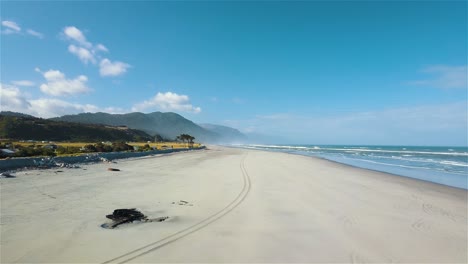 Luftaufnahme-Des-Mokihinui-Strandes-An-Der-Westküste-Der-Südinsel-Neuseelands-–-Dolly-Aufnahme