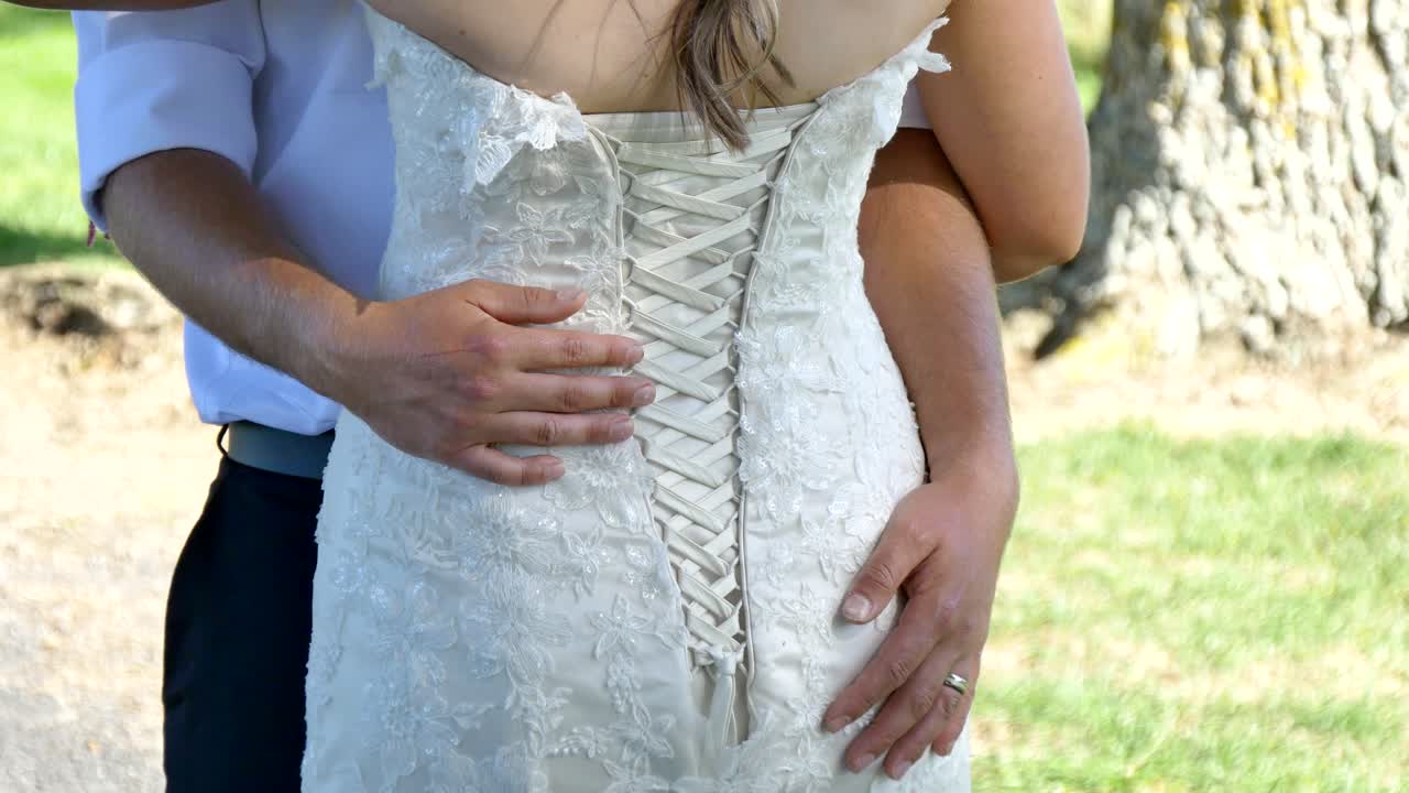 신부 - 결혼식 꽃과 신랑의 샷