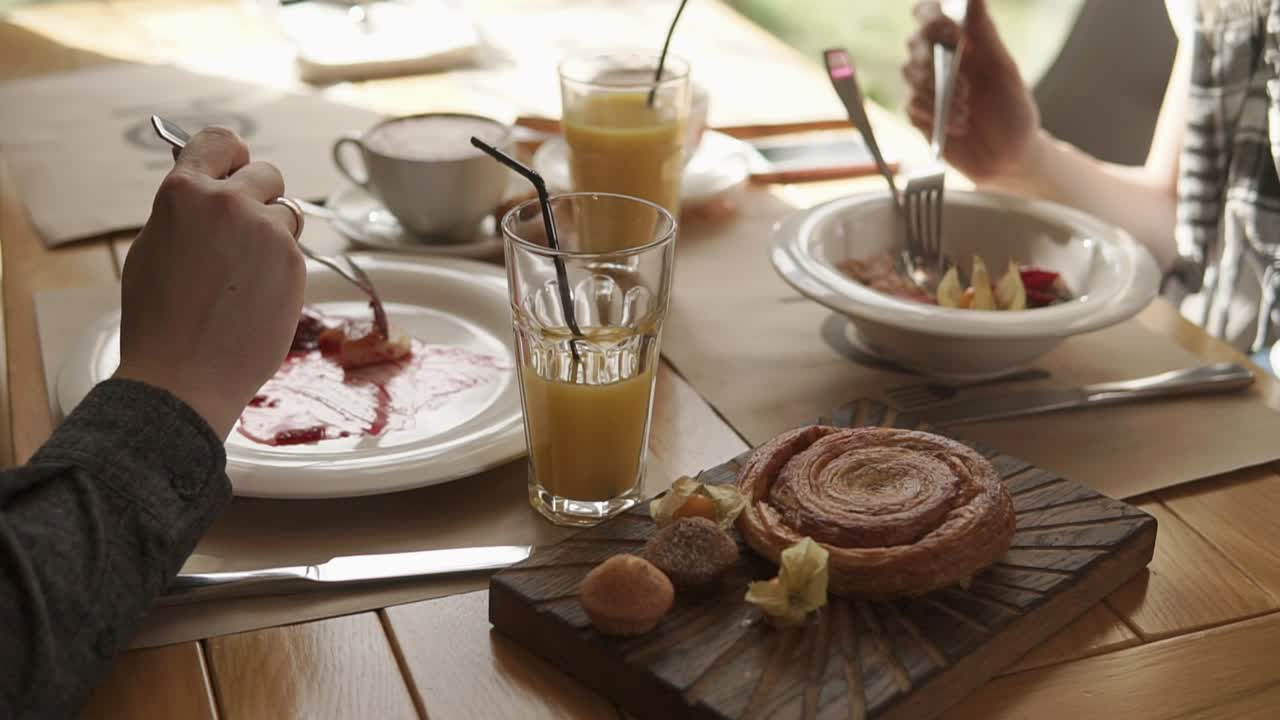 una pareja disfrutando del desayuno en un café