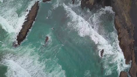 Vogelperspektive-Auf-Felsen-Und-Klippen-Am-Karekare-Beach-In-Neuseeland