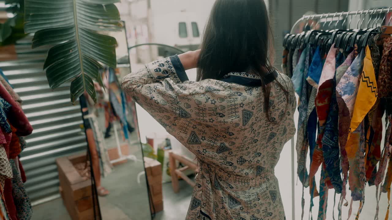 женщина покупает одежду