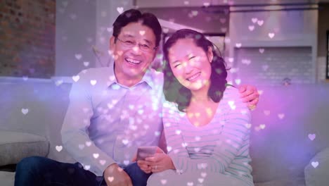 집 에 앉아 있는 귀여운 아시아 커플 의 초상화