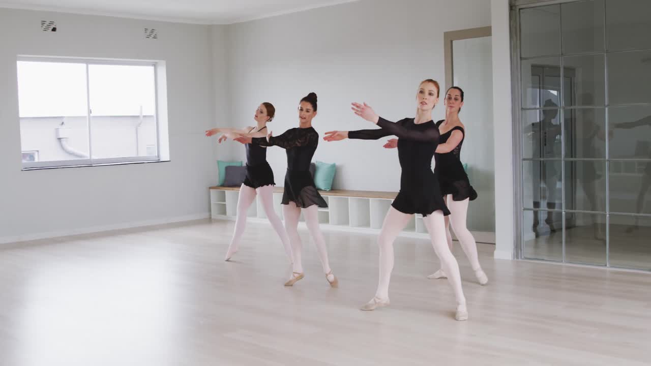 Ballerine caucasiche che provano una coreografia durante una lezione di danza classica