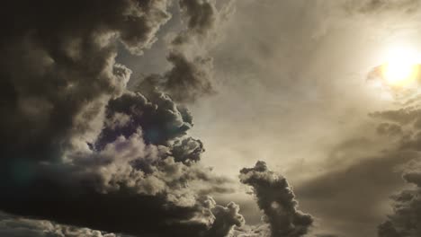 nubes oscuras moviéndose con la luz del sol