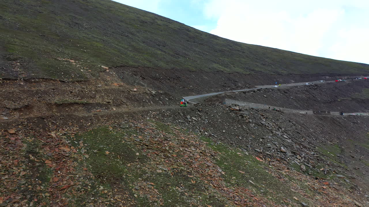 파키스탄 kaghan 계곡의 babusar 패스에 주차된 tuk tuk에서 시작되는 드론 샷 공개, 와이드 샷