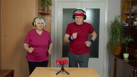 Corredores-Ancianos-Pareja-Hombre-Mujer-Viendo-Ejercicios-De-Entrenamiento-En-Línea-En-El-Teléfono-Móvil