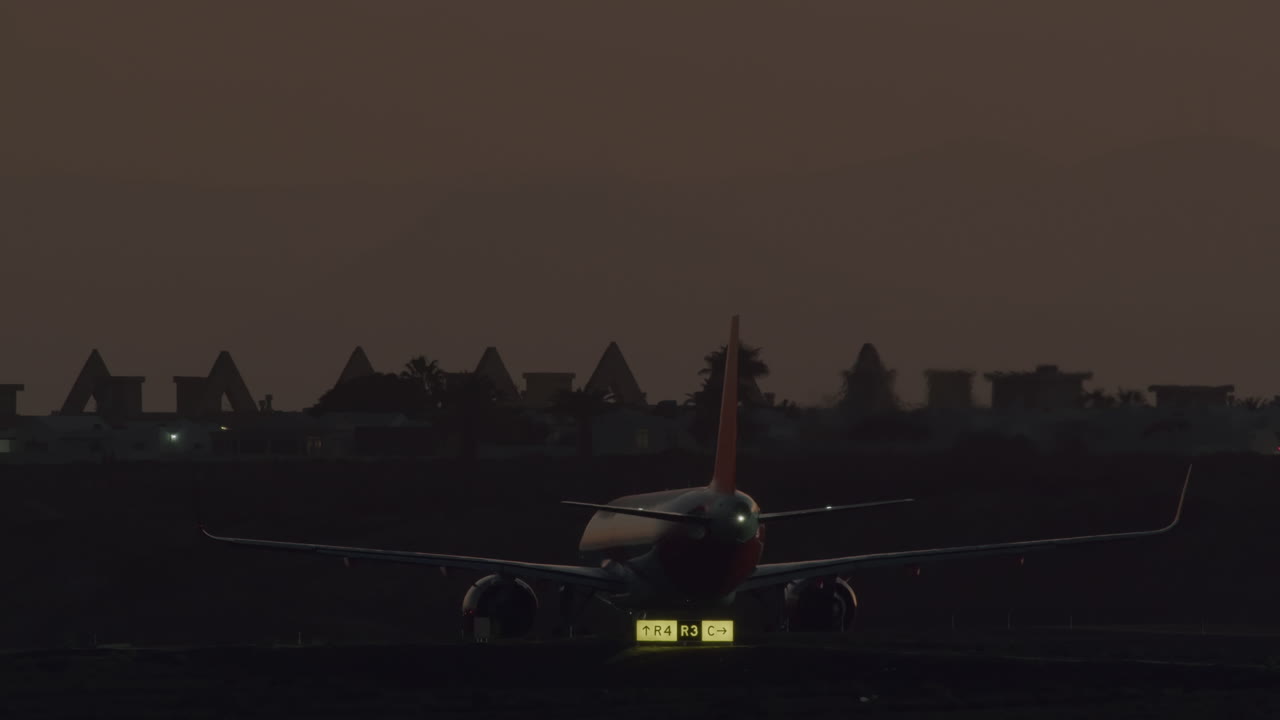 비행기가 활주로를 따라 움직이고 있습니다.