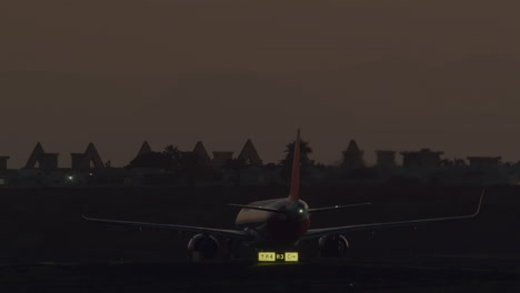 el avión se mueve a lo largo de la pista