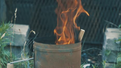 Fuego-Ardiente-En-Cámara-Lenta-Como-Un-Primer-Plano-Para-La-Fiesta-A-La-Parrilla