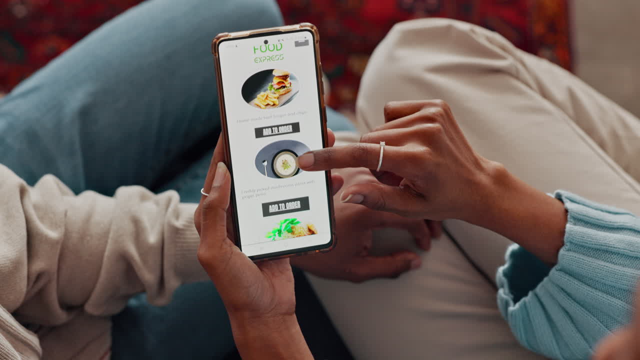 pareja, búsqueda telefónica y aplicación de comida en internet