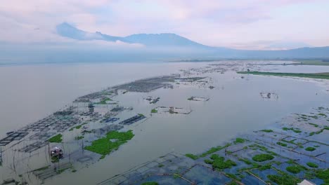 Luftbild-Von-Fischkäfigen-Am-See-In-Indonesien-Mit-Bergen-Im-Hintergrund