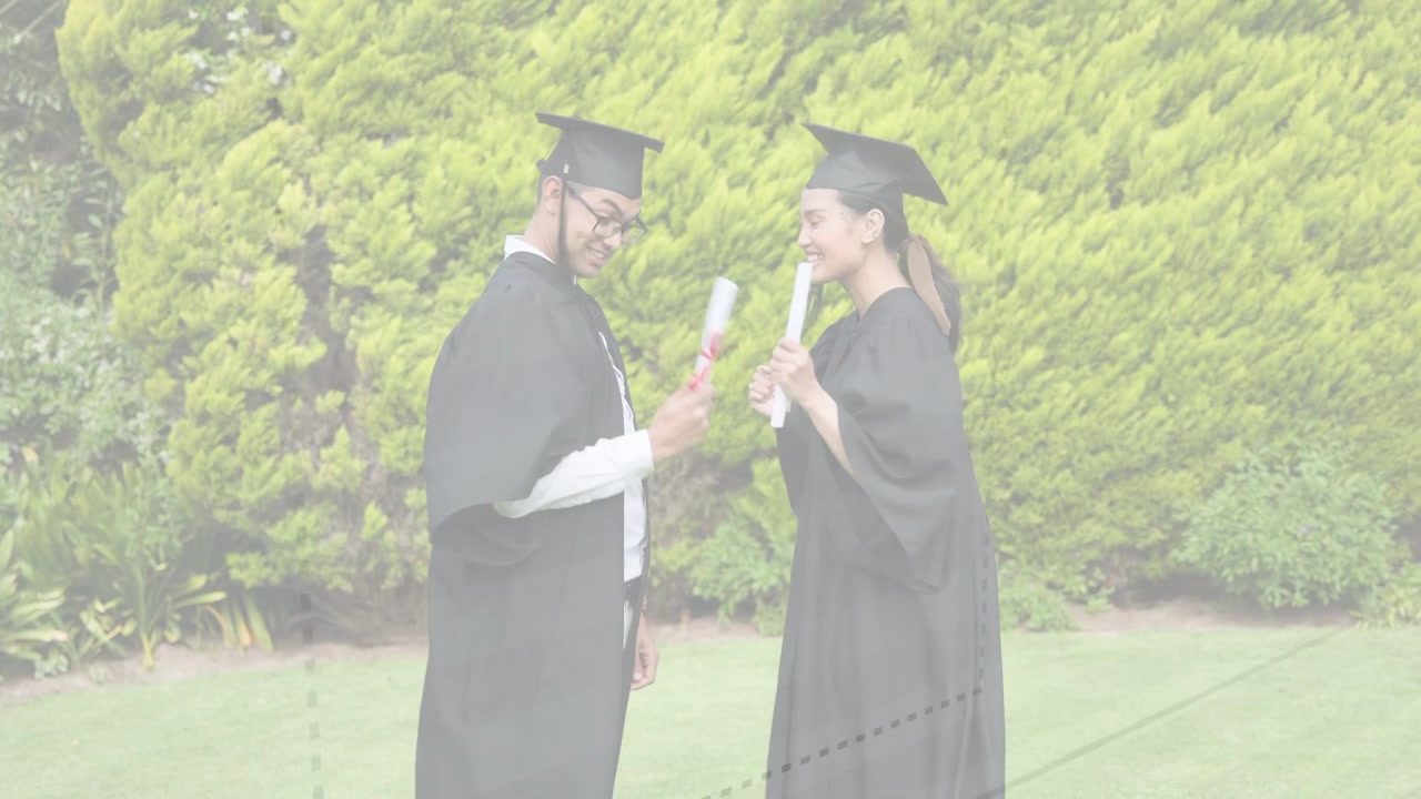 Uomo e donna laureati che camminano su un prato, scambiandosi i diplomi e facendo scoppiare nastri animati per l'istruzione.