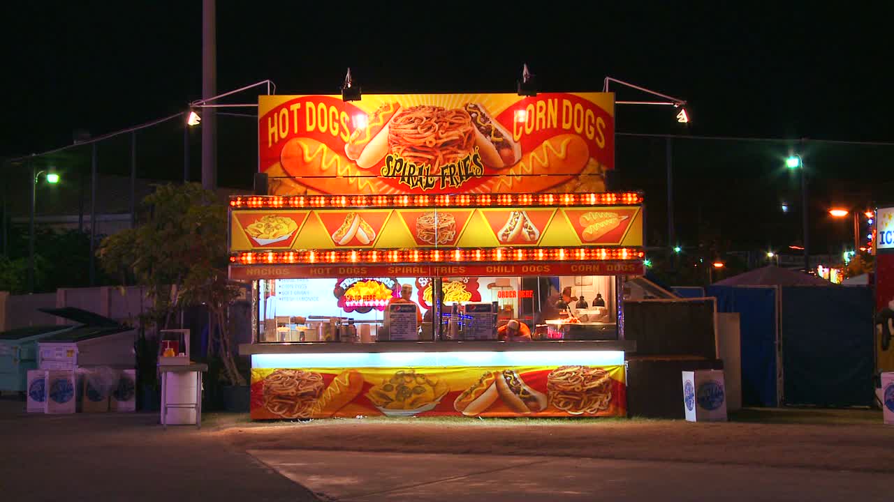 밤에 놀이 공원 카니발이나 주 박람회에서 외로운 음식 마구간