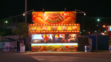 Ein-Einsamer-Imbissstand-Auf-Einem-Vergnügungspark-Karneval-Oder-Einem-Volksfest-In-Der-Nacht