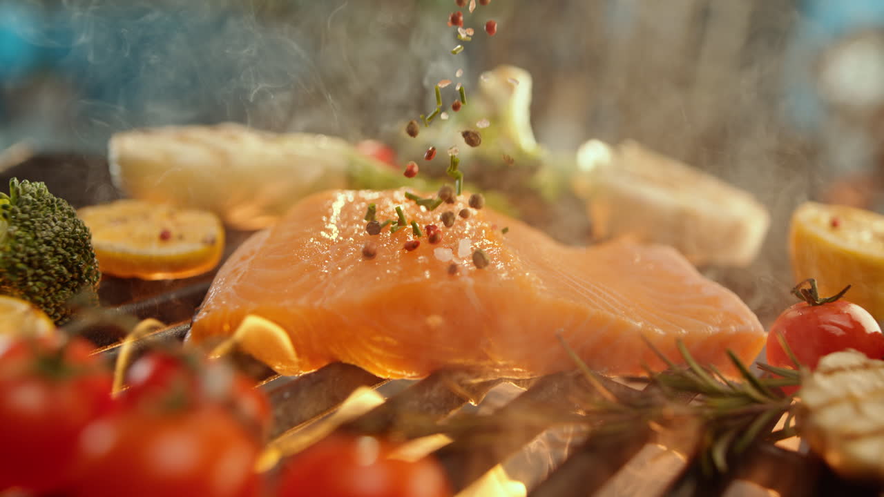 채소와 함께 긴 연어