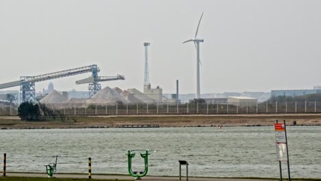 Ein-Einzelner-Windturbinengenerator-Unterstützt-Die-Stromversorgung-Des-Hafens-Durch-Die-Stromerzeugung