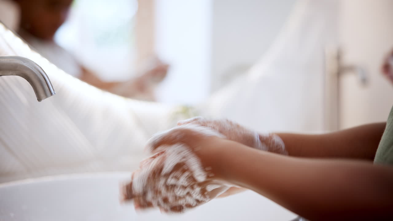 Mani, lavaggio e sapone nel lavandino del bagno