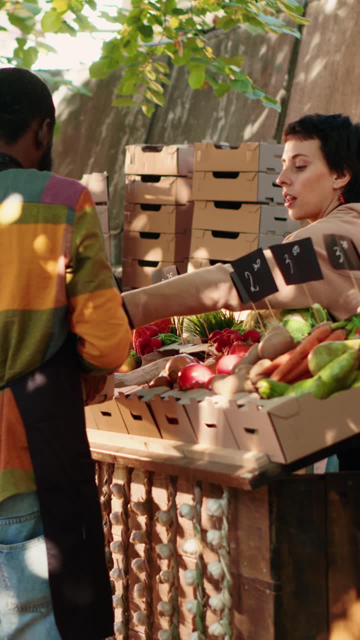 Vídeo vertical: equipe diversificada de vendedores ajudando clientes a escolher produtos naturais