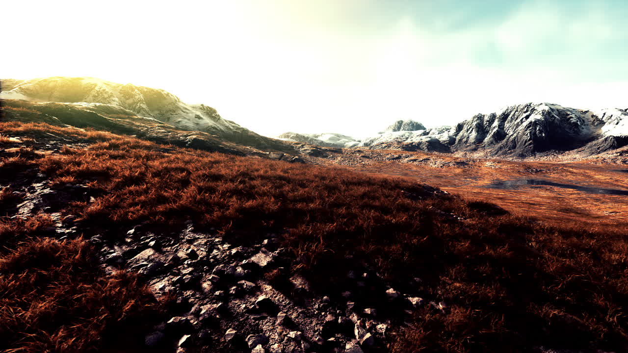 campos de hierba seca y montañas en nepal