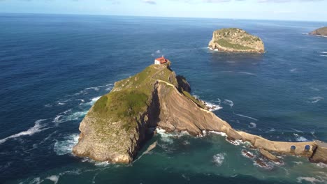 pequeña capilla de la ermita del islote en un acantilado aislado sobre la vista aérea del océano