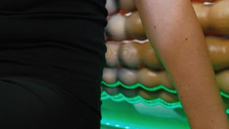 joven deportiva disfrutando de un masaje de un equipo de masaje de madera giratorio