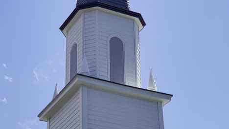 Cinematic-close-up-booming-up-shot-of-the-historic-Moku‘aikaua-Church-in-Kailua-Kona,-Hawai'i