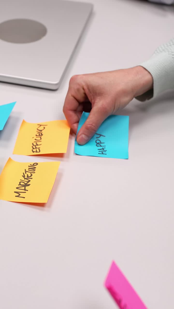Sessione di brainstorming con note adesive