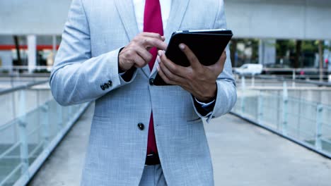 Cropped-shot-of-businessman-with-digital-tablet