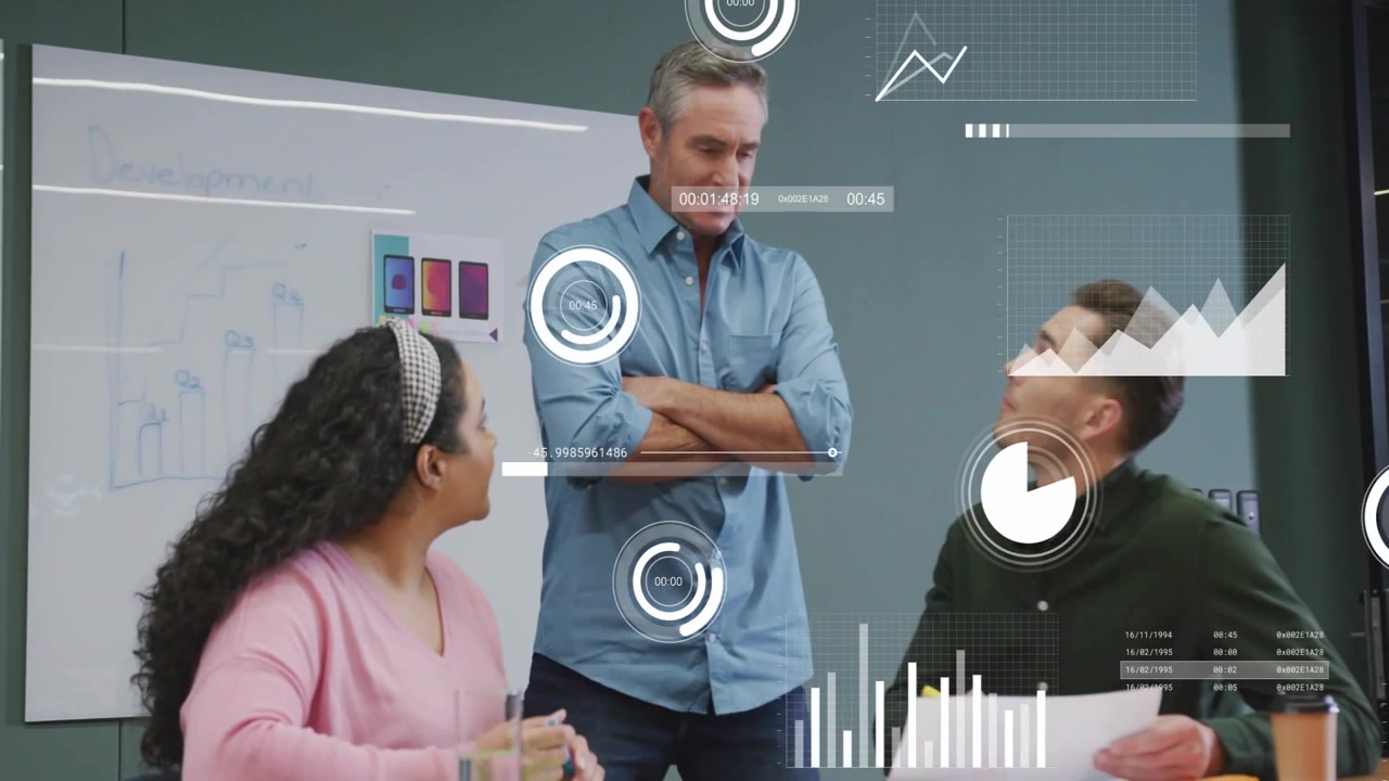 Uomo in piedi che controlla l'orologio, conduce una discussione in una riunione d'affari, con grafici HUD che si sovrappongono ai documenti.