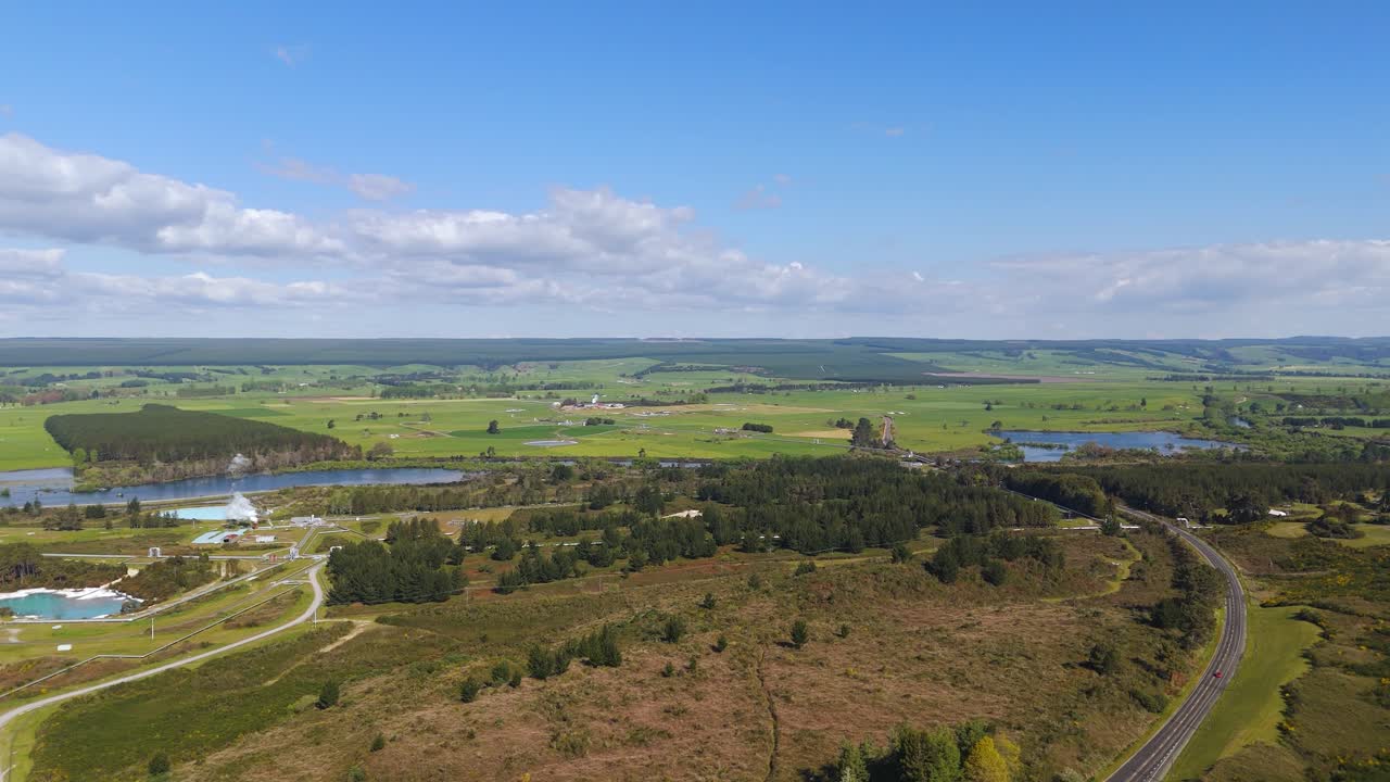 Nærmere panoramisk droneopptak av det geotermiske miljøet ved Ohaaki kraftverk i Waikato-regionen, New Zealand.