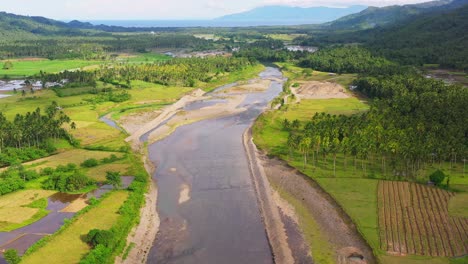 Río-Poco-Profundo-En-Campos-Y-Palmeras-Durante-El-Día-En-El-Sur-De-Leyte