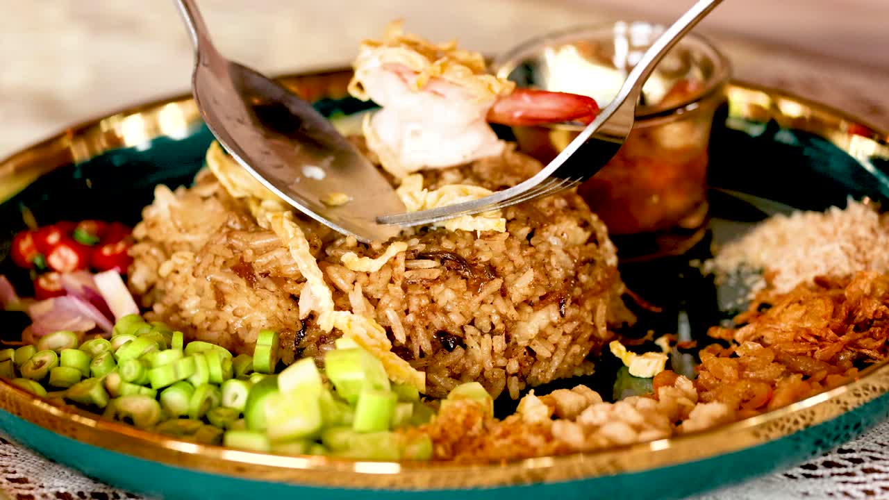 saboreando un plato tradicional tailandés en bangkok