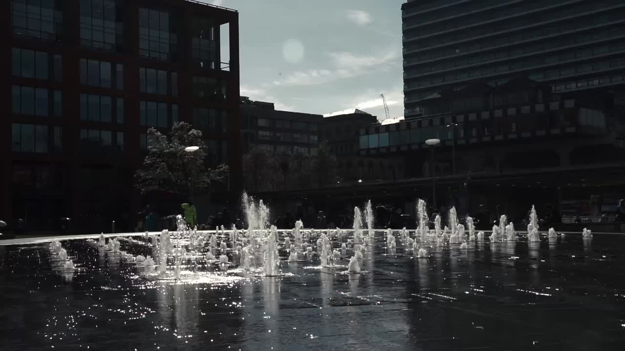 Fuente en Piccadilly Gardens en el centro de Mánchester