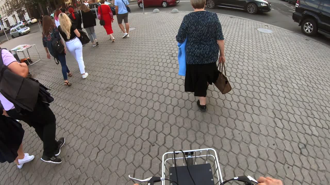 사람 들 과 함께 있는 도시 거리 장면