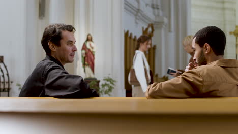 dos hombres hablando en el interior