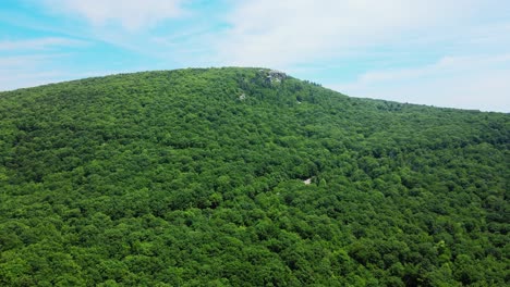 Imágenes-Aéreas-De-Drones-De-Las-Montañas-Shawangunk-Durante-El-Verano-En-El-Valle-Del-Hudson-De-Nueva-York