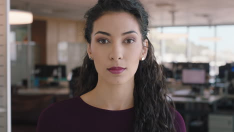 retrato mujer de negocios segura de sí misma gerente en la oficina hermosa mujer ejecutiva con una exitosa carrera en la gestión corporativa profesional en el trabajo
