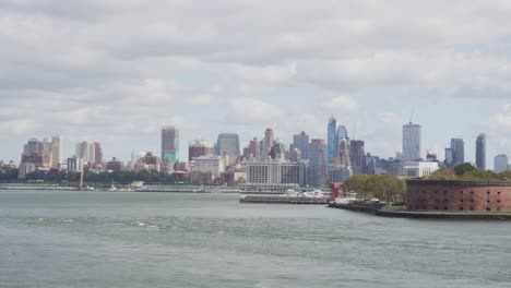New-York-City-Skyline---View-from-a-ferry-on,-from-Hudson-River
