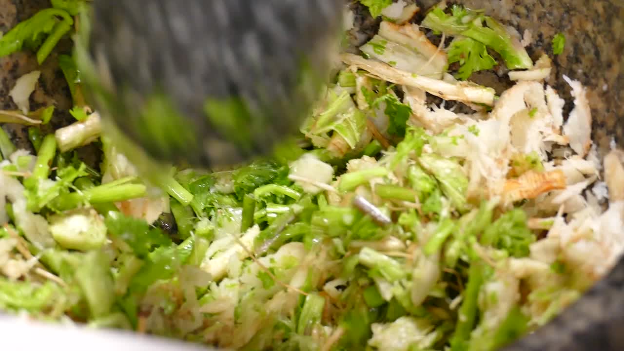 분쇄 마늘, 석재 모르타르의 고수 뿌리, 클로즈업