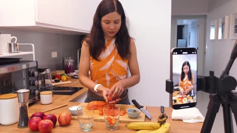mujer preparando un batido saludable de papaya