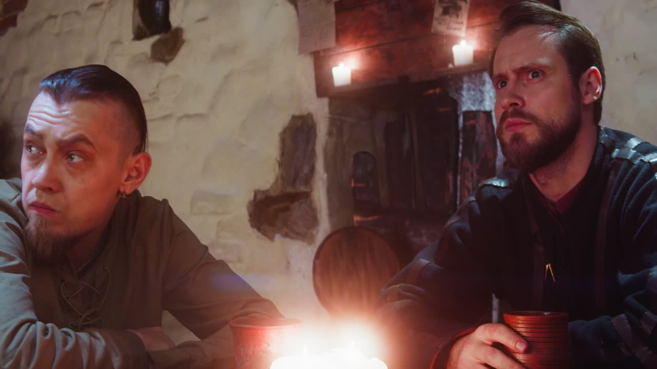 알코올 중독자들은 중세 술집의 테이블에 앉아있고, 의심스러운 손님들은 값싼 음료를 마시며 옛날 식당에서 휴식을 취합니다.