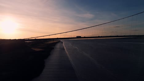 El-Arte-Del-Movimiento:-Vista-Aérea-Del-Puente-Humber-Al-Atardecer-Con-Coches.