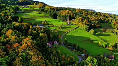 Un-Pintoresco-Pueblo-En-Los-Alpes-Austriacos-Con-Colores-Otoñales---Aéreo