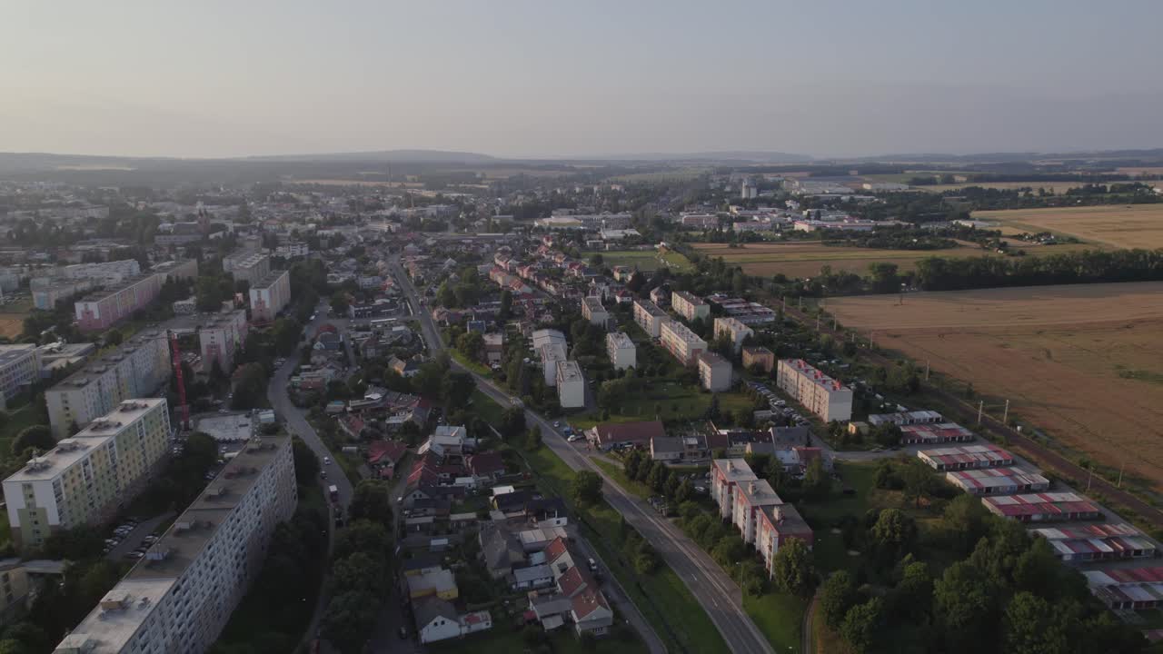vuelo sobre la carretera en la ciudad en la noche de verano con un horizonte brumoso