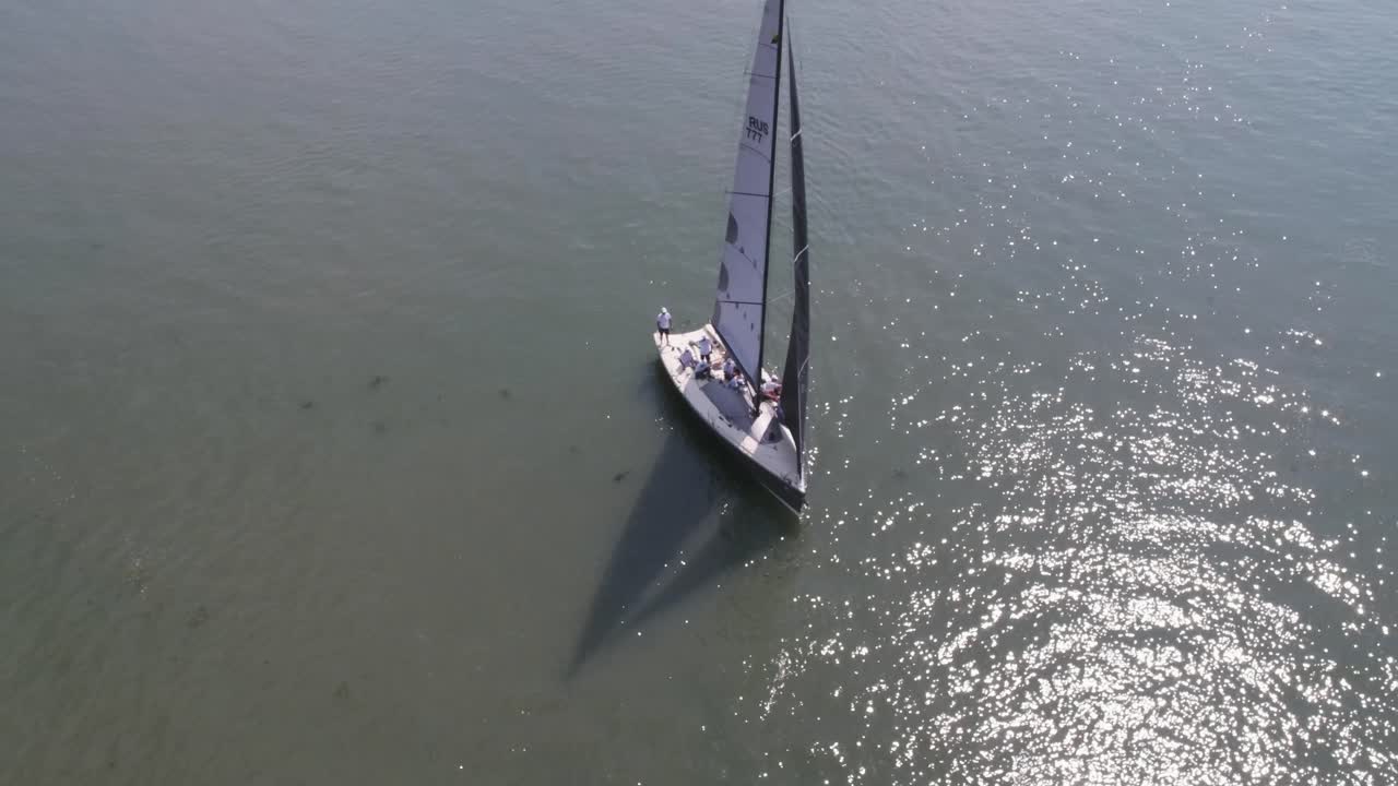 경쟁 중 인 항해 요트